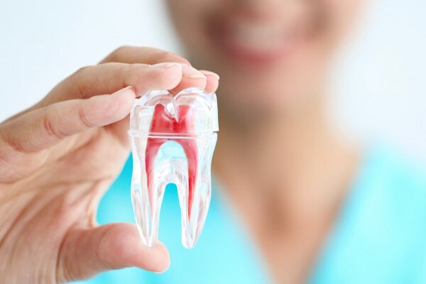 چرا از ایمپلنت دندان استفاده می‌کنیم؟