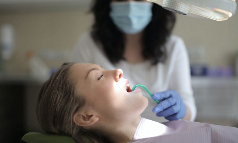 استفاده از هیپنوتیزم در درمان و مزایای آن، سال‌ها است مطرح می‌شود؛ اما این روش به‌رغم سودمندی‌اش مورد غفلت قرار گرفته است. ژورنال انجمن دندان‌پزشکی آمریکا، در مقاله‌ای به بررسی یک مطالعه‌ی موردی بر روی بیمارانی پرداخته که بدون دریافت هیچ داروی بی‌حسی، تنها با هیپنوتیزم تحت جراحی قرار گرفته‌اند. مطالعه‌ی موردی ۳ بیمار تحت ۶ جراحی دهان (خارج کردن دندان مولر سوم، جراحی ایمپلنت، پیوند استخوان فک بالا و جراحی مخاط دهان) قرار گرفته و برای بیهوشی آن‌ها فقط از هیپنوتیزم استفاده شد. یکی از این افراد به مواد شیمیایی مختلفی حساسیت داشت، به بیماری آدیسون مبتلا بود و پیش از آن نسبت به بی‌حسی موضعی شوک آنافیلاکتیک داده بود. یکی دیگر از آنان هم به لیدوکائین حساسیت داشت و در گذشته نسبت به آرام‌بخشی دارویی واکنش متضادی نشان داده بود. میزان خطرات موجود، سطح استرس، احتمال موفقیت هیپنوتیزم و ظرفیت رسیدن به بی‌حسی کامل با استفاده از هیپنوتیزم قبل از درمان در هر سه بیمار سنجیده شد. آنان در روز جراحی هیپنوتیزم شدند و بیهوشی طبق پروتکل‌های استاندارد و فرایندی که در هر شخص بیش از ۹ دقیقه طول نکشید حاصل شد. سپس جراحی در حالی که بیمار در آرامش و سلامت کامل با پارامترهای قلبی و عروقی پایدار بود و هیچ دردی حس نمی‌کرد انجام شد. هیچ یک از بیماران به مسکن‌های بعد از عمل که برای استفاده در صورت نیاز تجویز شده بودند نیاز نداشتند. کاربرد بالینی تحقیق از این مطالعه‌ی موردی می‌توان نتیجه گرفت که هیپنوتیزم، ابزار ارزشمندی در دندان‌پزشکی است، رهایی سریع و ایمن از استرس و فوبیا را ممکن می‌سازد و آستانه‌ی تحمل درد را تا میزان مورد نیاز برای جراحی بالا می‌برد. برخلاف داروها و تجهیزات، این روش بیهوشی همیشه در دسترس و رایگان است و در صورتی که به دست کارشناسان دارای صلاحیت انجام شود هیچ عوارضی ندارد؛ بنابراین می‌توان از هیپنوتیزم برای بیهوشی اغلب بیماران و افرادی که میزان موفقیت این تکنیک در آنان بالا است استفاده کرد و ایمنی و سلامتی آنان را ارتقاء داد.