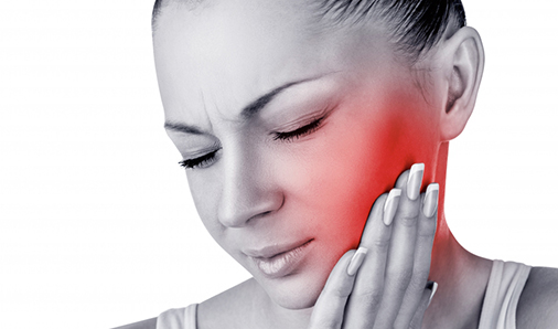 در آخرین شماره ژورنال دنتیستری نتایج مطالعه‌ای منتشر شده که هدف آن یافتن ارتباط بین ویژگی‌های اکلوزال و شکایت بیمار از درد اختلال گیجگاهی فکی (TMD) و احتمال دندان‌قروچه‌ در خواب و بیداری است. به این منظور، خصوصیات اکلوزال ۵۳۹ جوان ۳۱ ساله به وسیله شاخص زیبایی دندان (DAI)، شکایت از درد فک و صورت آن‌ها از طریق دستگاه غربالگری درد TMD و احتمال دندان قروچه بر اساس گزارش‌های خود شخص به همراه یافته‌های بالینی ارزیابی شد. در نتیجه مشاهده شد آکلوژن هیچ تأثیر مستقیمی بر روی دندان قروچه هنگام بیداری یا دردهای ناشی از اختلالات فکی گیجگاهی ندارد. برعکس دندان قروچه هنگام بیداری با دردهای ناشی از اختلالات فکی گیجگاهی همراه است. همچنین مشاهده شد مال آکلوژن به طور مستقیم بر دندان قروچه هنگام خواب یا دردهای ناشی از اختلالات فکی گیجگاهی تأثیر مستقیمی ندارد. به طور خلاصه می‌توان از این مطالعه نتیجه گرفت مال آکلوژن در دوران بزرگ‌سالی به طور مستقیم بر احتمال دندان قروچه در خواب و بیداری یا دردهای ناشی از TMD تأثیری ندارد. در عوض دندان قروچه در خواب و بیداری با دردهای ناشی از TMD مرتبط است.